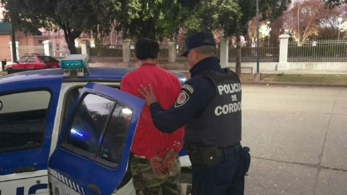 Fue hasta la casa de su vecino, lo tomó de la espalda y lo amenazó con un arma blanca