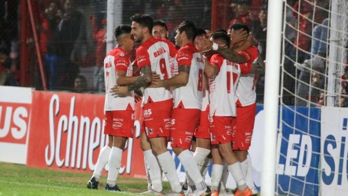 Instituto goleó a Gimnasia de Jujuy y estira la definición del torneo de ascenso