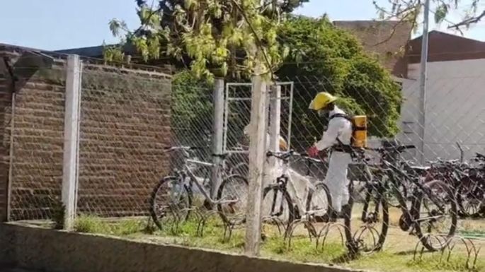 Bomberos trabajan en un derrame de ácido sulfúrico en escuela local