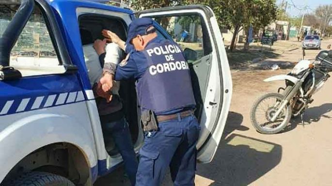 Hurtó e intentó escapar por patios vecinos