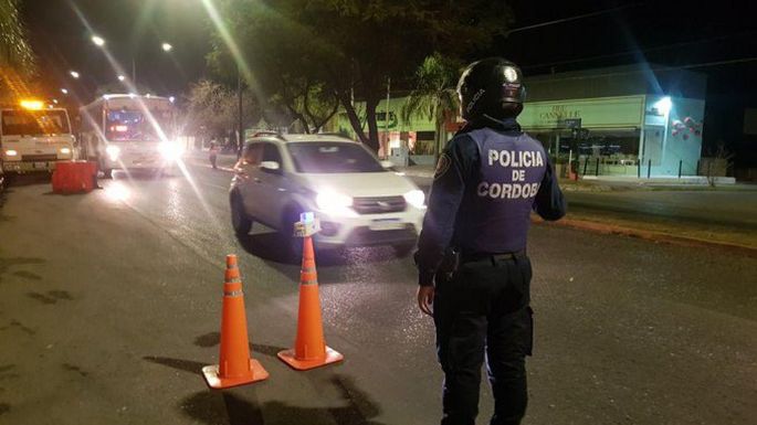 Tomaron de rehenes a policías y fugaron en un auto robado pero fueron detenidos