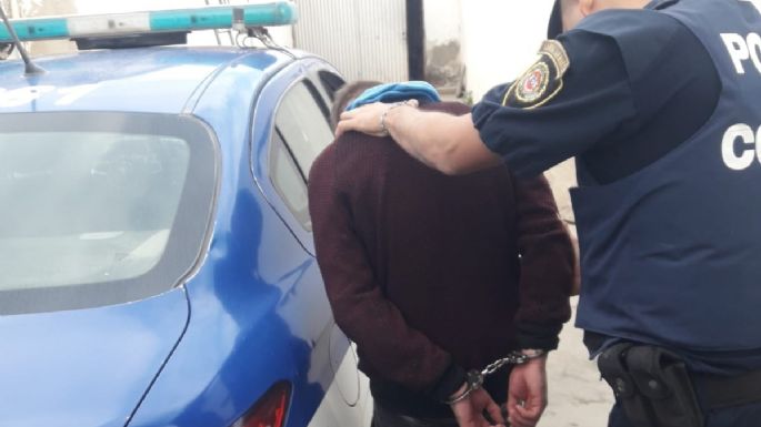 Lo notificaron de una medida cautelar y agredió a los policías