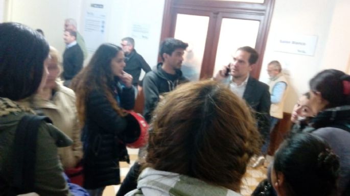 Familias que recibieron terrenos se manifestaron dentro del municipio y Gill prometió soluciones