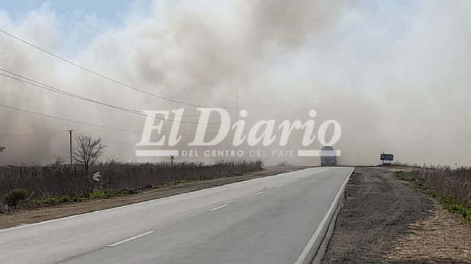 La gran pared de humo se siente en la ciudad y reduce la visibilidad en la ruta 2