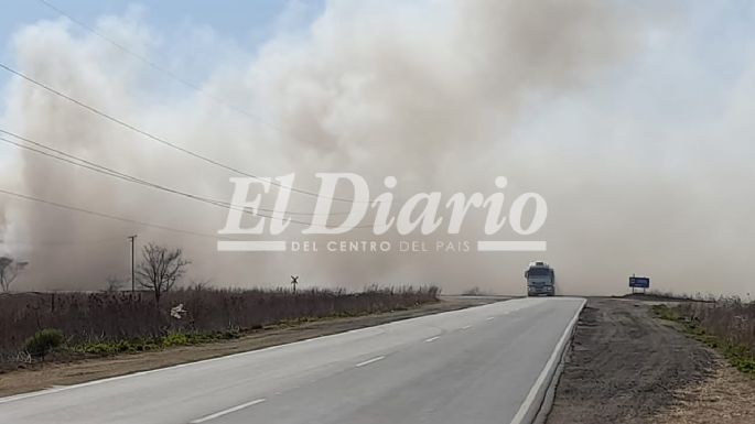 La gran pared de humo se siente en la ciudad y reduce la visibilidad en la ruta 2