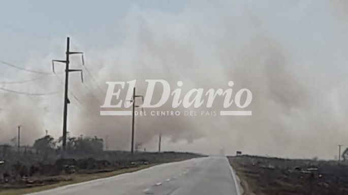 La gran pared de humo se siente en la ciudad y reduce la visibilidad en la ruta 2