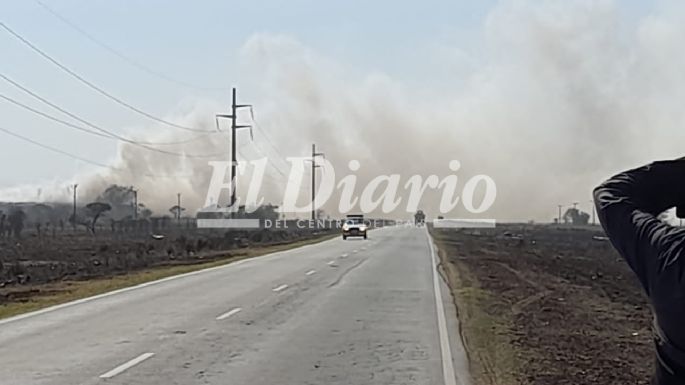 La gran pared de humo se siente en la ciudad y reduce la visibilidad en la ruta 2