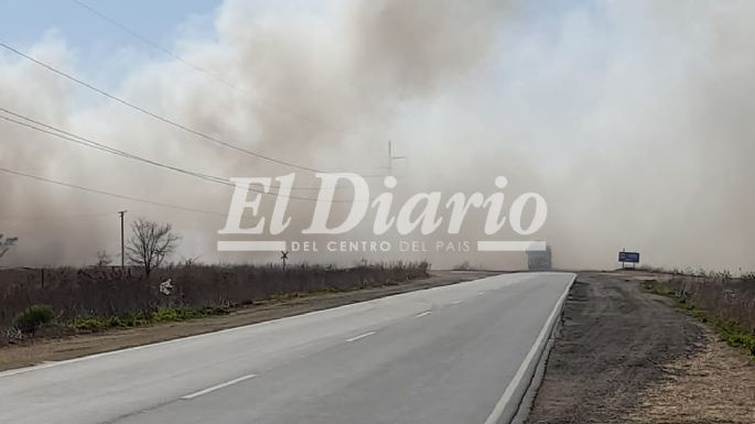 La gran pared de humo se siente en la ciudad y reduce la visibilidad en la ruta 2