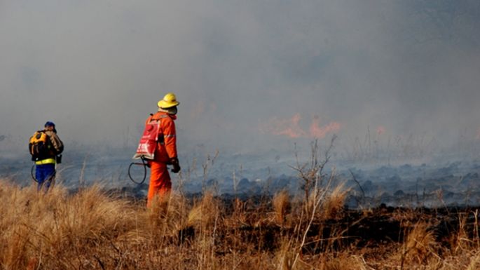 Combaten tres incendios y son cinco los sospechosos detenidos