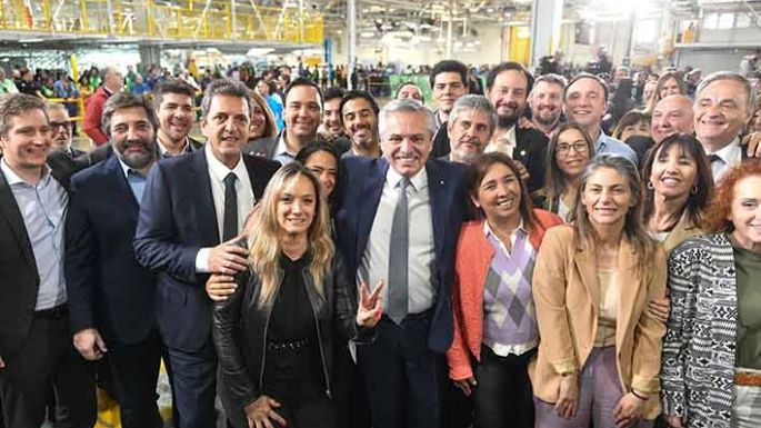 Fernández instó a "seguir apoyando a la industria" como política "central" para generar empleo