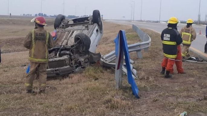 Un hombre falleció tras volcar en su auto y otro quedó internado