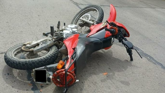 Se fracturó la mano tras chocar en moto