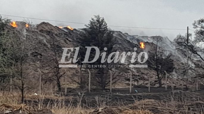 Incendio en el basural: la lluvia no logró apagar del todo el fuego