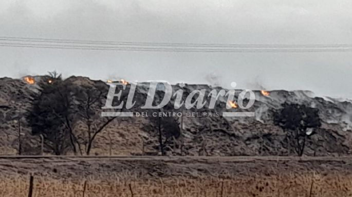 Incendio en el basural: la lluvia no logró apagar del todo el fuego
