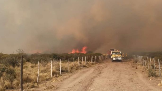 Con la ayuda de la lluvia y bomberos de la ciudad, lograron contener el incendio en Traslasierras