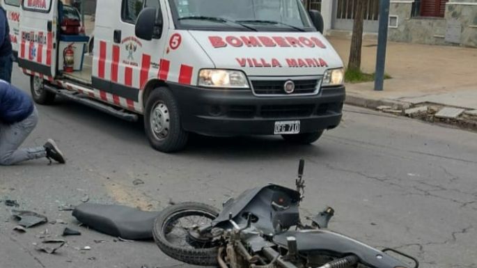 Un motociclista terminó con varias lesiones graves tras chocar contra un auto