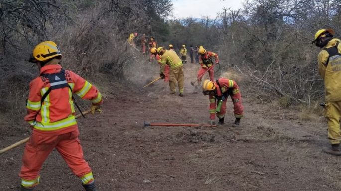 Ya regresaron los 12 bomberos locales que fueron a sofocar los incendios en Alpa Corral y Mina Clavero