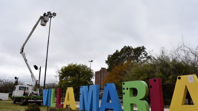Recambian reflectores led en el Parque de la Vida
