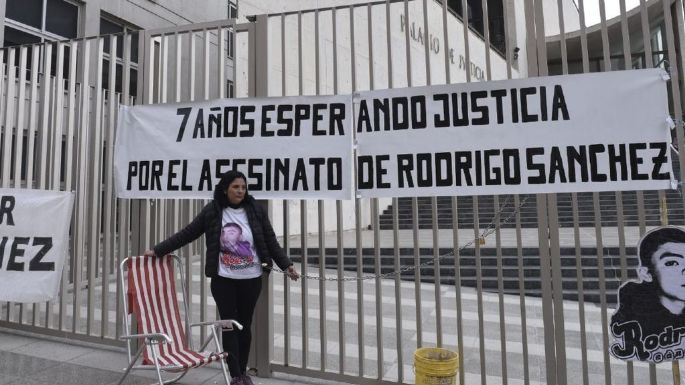 Mujer se encadena para reclamar por su hijo asesinado
