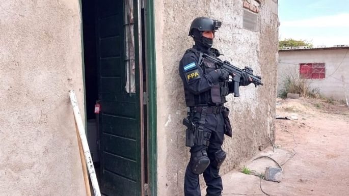 Allanaron la vivienda de una detenida por ingresar drogas a Bouwer