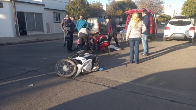 Choque entre dos motos: una de las conductoras fue trasladada por Bomberos