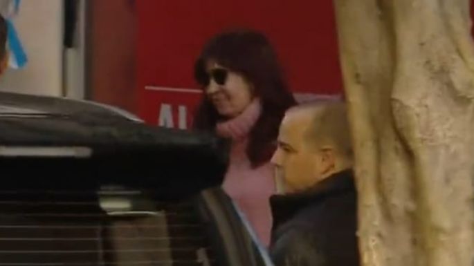 Cristina Kirchner salió de su casa en Recoleta