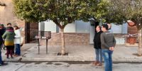 El fiscal Bosio y sus colaboradores frente al domicilio donde fue hallado el cuerpo sin vida de Germán Torno