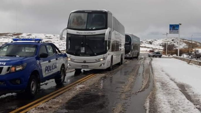 Tuvieron que auxiliar a turistas y estudiantes por la nieve en las Altas Cumbres