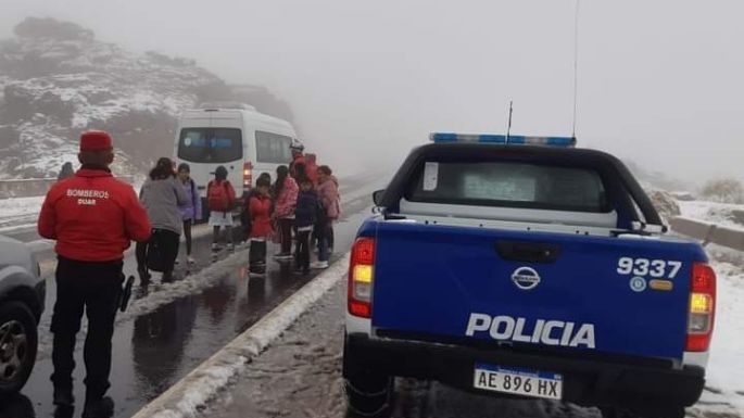Tuvieron que auxiliar a turistas y estudiantes por la nieve en las Altas Cumbres