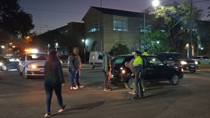 Triple choque en la esquina de Corrientes y bulevar Alvear