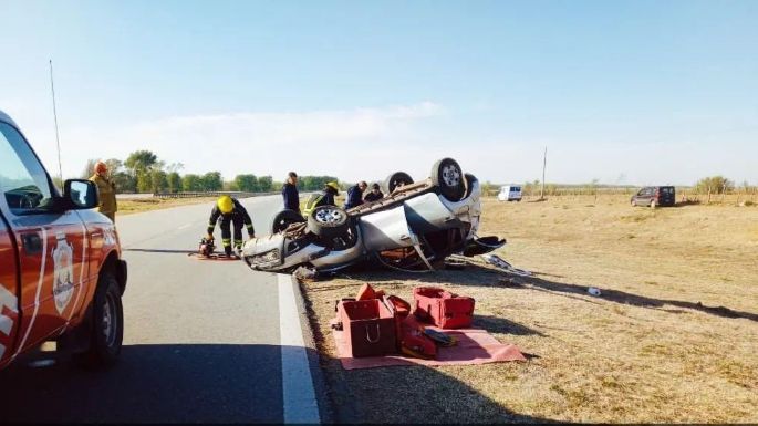 Una mujer junto a un menor protagonizaron un accidente vehicular