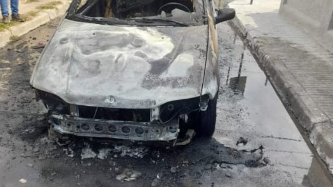Se prendió fuego un auto estacionado