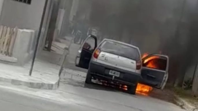 Se prendió fuego un auto estacionado