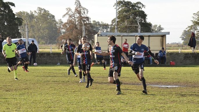 Universitario goleó y es el primer clasificado