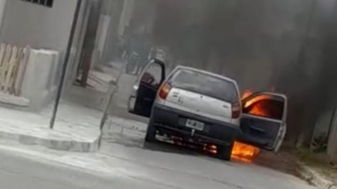 Trasladaron al Hospital a una mujer y se incendió un auto estacionado