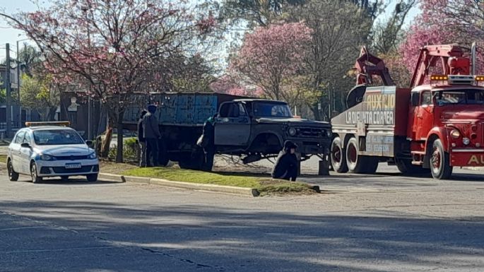 Un viejo camión perdió el tren delantero y unas ruedas en Sarmiento y costanera