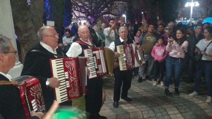 Comenzó el espectáculo artístico en plaza Centenario