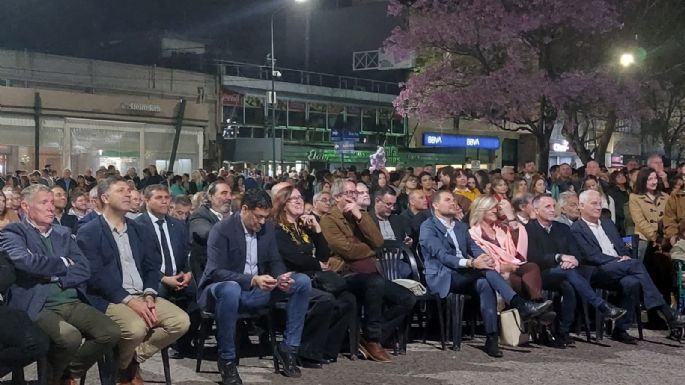 Martín Gill encabeza el acto oficial de reinauguración de la plaza