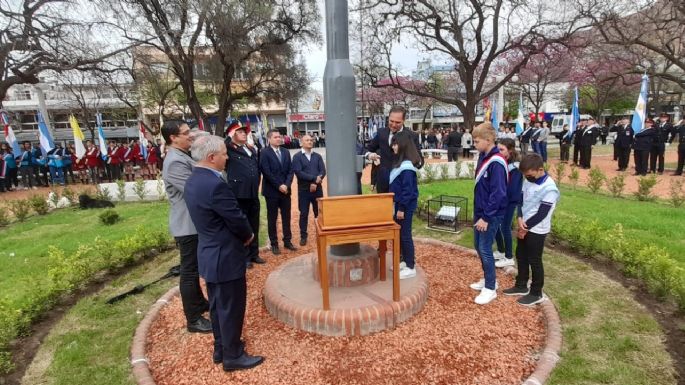 En Plaza Centenario,  se realizó el acto oficial por el aniversario de la ciudad