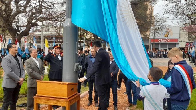 En Plaza Centenario,  se realizó el acto oficial por el aniversario de la ciudad