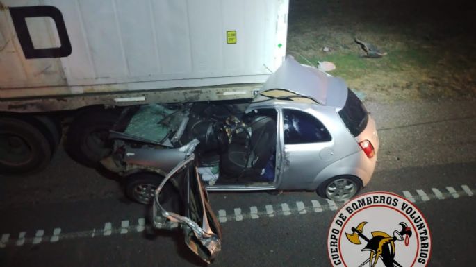 Un auto chocó contra la parte trasera de un camión y una mujer fue trasladada a terapia intensiva