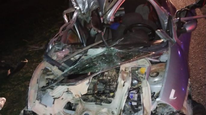 Un auto chocó contra la parte trasera de un camión y una mujer fue trasladada a terapia intensiva