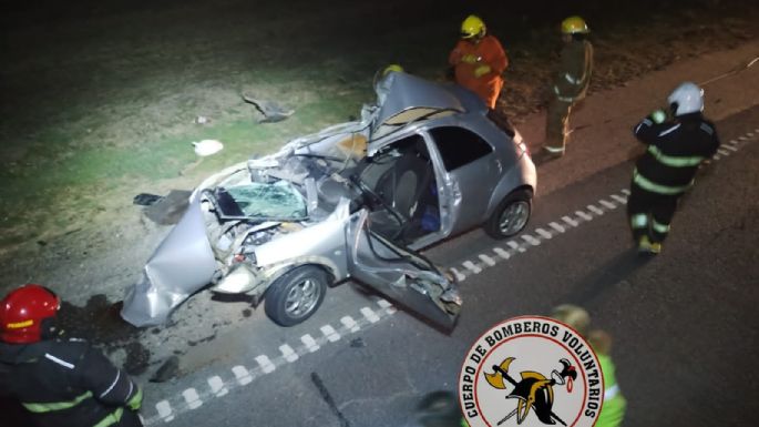 Un auto chocó contra la parte trasera de un camión y una mujer fue trasladada a terapia intensiva