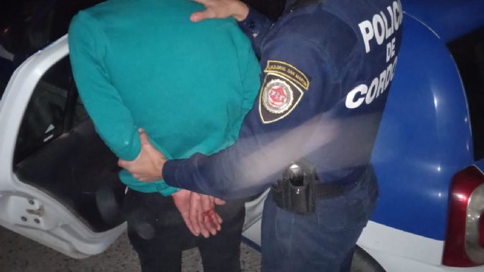 Un hombre fue detenido por cortar con un cuchillo seis cubiertas de diferentes autos