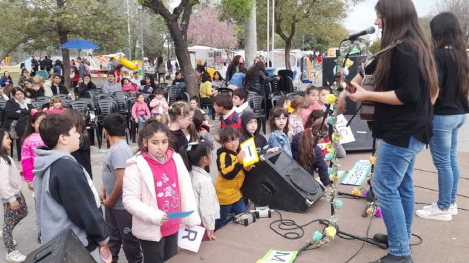 Niños y niñas disfrutan de intervenciones en la Costa