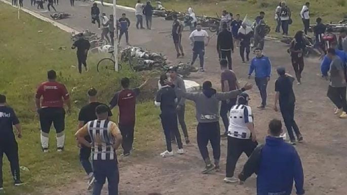 Barras de Talleres se enfrentaron a piqueteros en la ruta 11