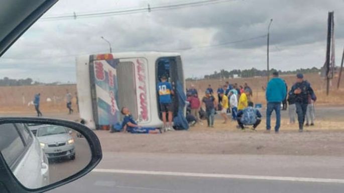 Un muerto y 11 heridos al volcar un micro con hinchas de Boca