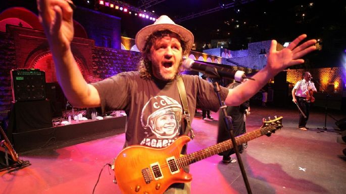 El cineasta y músico Emir Kusturica encendió la Feria del Libro con un impactante recital