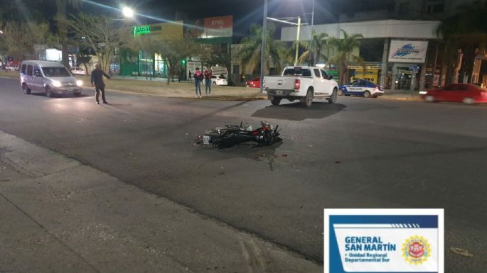 Un joven con fractura de fémur tras protagonizar un accidente