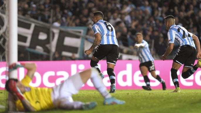 Con esfuerzo y fortuna, Racing venció a Argentinos y sigue en carrera por el título